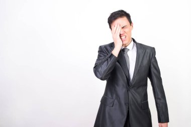 Takım elbiseli bir adam. Beyaz arka plan. ortadaki düzlem