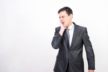 Takım elbiseli bir adam. Beyaz arka plan. ortadaki düzlem