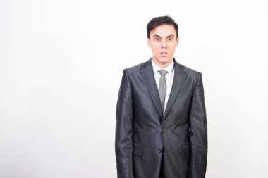 Takım elbiseli adam şokta. beyaz arkaplan, orta çekim