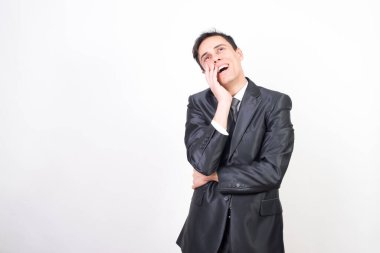 Aşık süitteki adam kendine sarılıyor. beyaz arkaplan, orta çekim