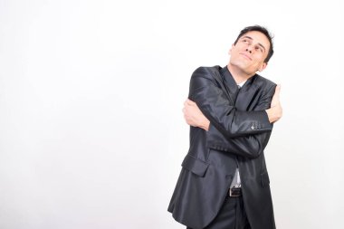 Aşık süitteki adam kendine sarılıyor. beyaz arkaplan, orta çekim