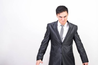 Takım elbiseli kızgın adam. beyaz arkaplan, orta çekim