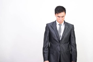 Takım elbiseli kızgın adam. beyaz arkaplan, orta çekim