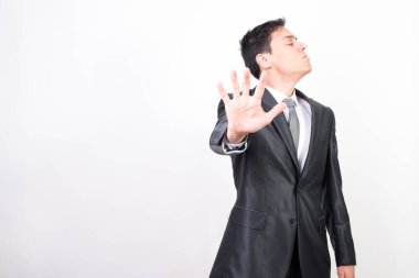 Takım elbiseli kızgın adam. beyaz arkaplan, orta çekim