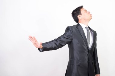 Takım elbiseli kızgın adam. beyaz arkaplan, orta çekim