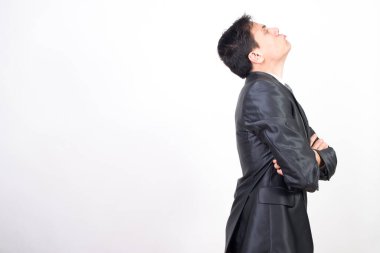 Takım elbiseli kızgın adam. beyaz arkaplan, orta çekim