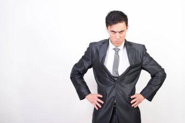 Takım elbiseli kızgın adam. beyaz arkaplan, orta çekim