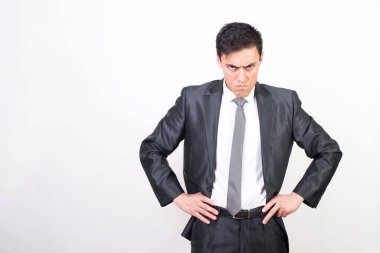 Takım elbiseli kızgın adam. beyaz arkaplan, orta çekim