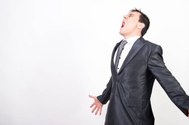 Takım elbiseli bağıran adam. beyaz arkaplan, orta çekim
