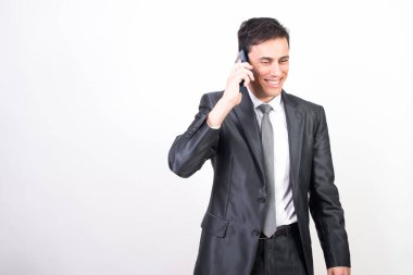 Takım elbiseli adam telefonda konuşmaktan mutlu. Beyaz arkaplan, orta çekim
