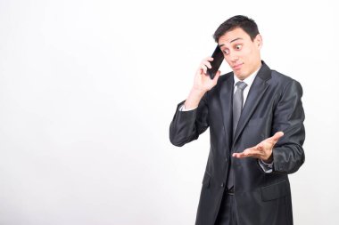 Takım elbiseli adam telefonda konuşmaktan mutlu. Beyaz arkaplan, orta çekim