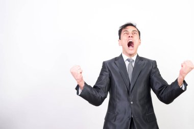 Takım elbiseli histerik bir adam. Beyaz arkaplan, orta çekim
