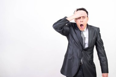 Takım elbiseli bir adam hata yaptı. Beyaz arkaplan, orta çekim