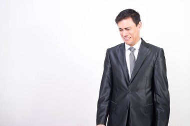 Takım elbiseli ağlayan adam. beyaz arkaplan, orta çekim
