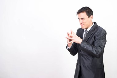 Şeytani bir plan yapan takım elbiseli kötü adam. Orta düzlem, beyaz arkaplan