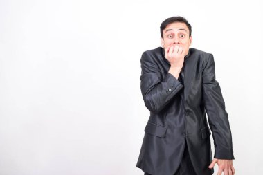 Takım elbiseli gergin adam tırnaklarını yiyor. beyaz arkaplan, orta çekim