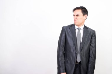 Takım elbiseli şüpheli bir adam. Beyaz arkaplan, orta çekim