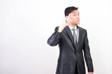 Takım elbiseli zeki adam. Beyaz arkaplan, orta çekim