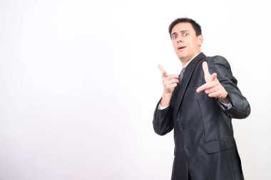Takım elbiseli tatmin olmuş bir adam. Beyaz arkaplan, orta çekim