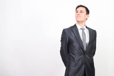 Takım elbiseli iyimser adam. Beyaz arkaplan, orta çekim