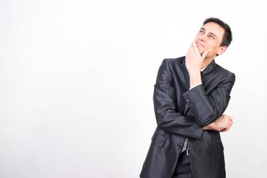 Takım elbiseli iyimser adam. Beyaz arkaplan, orta çekim