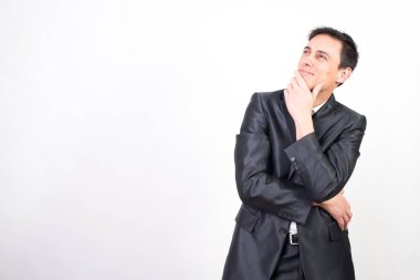 Takım elbiseli iyimser adam. Beyaz arkaplan, orta çekim