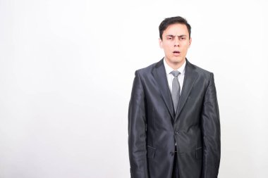 Uykulu takım elbiseli adam. Beyaz arkaplan, orta çekim