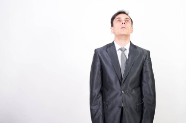 Takım elbiseli adam trans halinde. Beyaz arkaplan, orta çekim