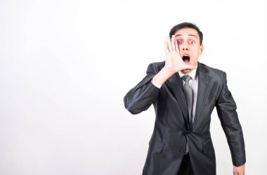 Takım elbiseli adam bir haber bağırıyor. Beyaz arkaplan, orta çekim