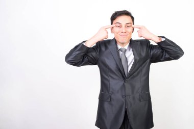 Takım elbiseli bir adam göz kapaklarını Çinli gibi geriyor. Beyaz arkaplan, orta çekim