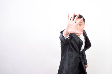 Takım elbiseli adam dur diyor. Beyaz arkaplan, orta çekim