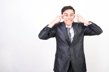 Takım elbiseli bir adam göz kapaklarını Çinli gibi geriyor. Beyaz arkaplan, orta çekim