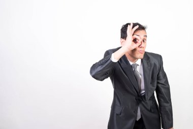 Takım elbiseli adam casusluk yapıyor. Beyaz arkaplan, orta çekim