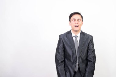 Takım elbiseli adam zevk alıyor. Beyaz arkaplan, orta çekim