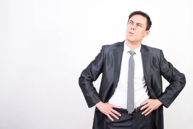 Takım elbiseli düşünceli bir adam. Beyaz arkaplan, orta çekim