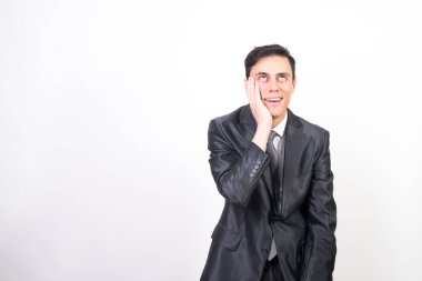 Takım elbiseli adam zevk alıyor. Beyaz arkaplan, orta çekim