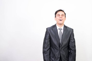 Takım elbiseli adam zevk alıyor. Beyaz arkaplan, orta çekim