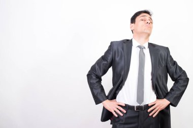 Takım elbiseli küstah adam. Beyaz arkaplan, orta çekim