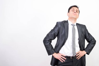 Takım elbiseli küstah adam. Beyaz arkaplan, orta çekim