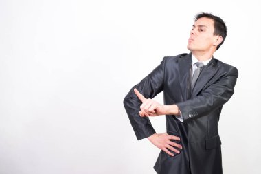 Takım elbiseli adam birini azarlıyor. Beyaz arkaplan, orta çekim