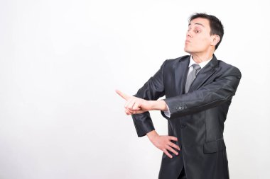 Takım elbiseli adam birini azarlıyor. Beyaz arkaplan, orta çekim