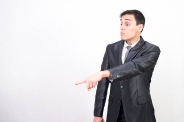 Takım elbiseli adam birini azarlıyor. Beyaz arkaplan, orta çekim