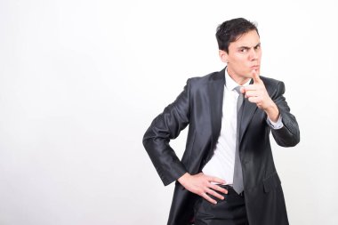 Takım elbiseli adam birini azarlıyor. Beyaz arkaplan, orta çekim