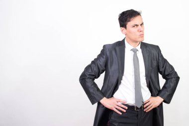 Takım elbiseli adam birini azarlıyor. Beyaz arkaplan, orta çekim