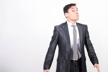 Takım elbiseli adam birini azarlıyor. Beyaz arkaplan, orta çekim