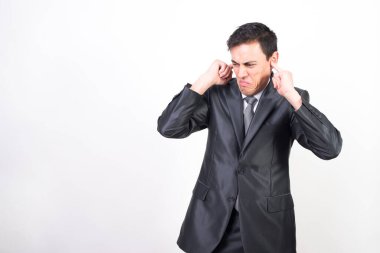 Gürültüden tiksinen takım elbiseli adam. Beyaz arkaplan, orta çekim