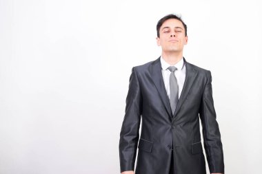 Takım elbiseli baştan çıkarıcı bir adam. Beyaz arkaplan, orta çekim