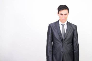 Takım elbiseli baştan çıkarıcı bir adam. Beyaz arkaplan, orta çekim