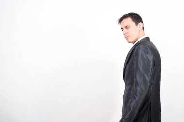 Takım elbiseli baştan çıkarıcı bir adam. Beyaz arkaplan, orta çekim