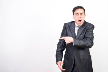 Takım elbiseli adamın kopya uzayı göstermesine şaşırdım. Beyaz arkaplan, orta çekim